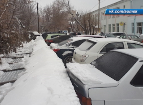 В Омске забор упал на машины