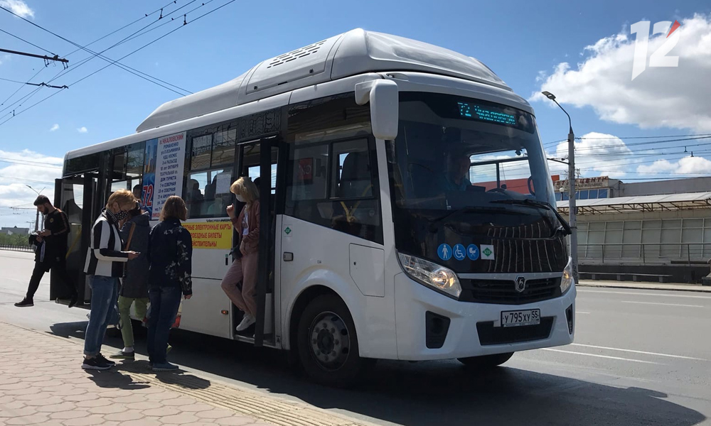 У детской поликлиники в автобусе умер омич