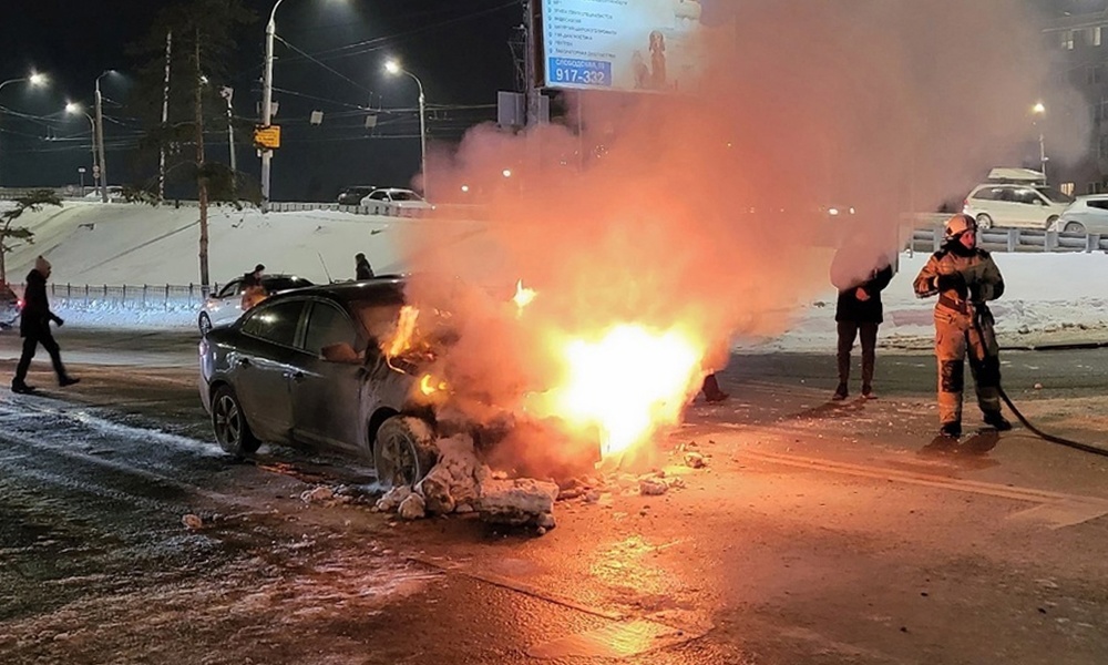 В Омске у Ленинградского моста вспыхнул автомобиль 
