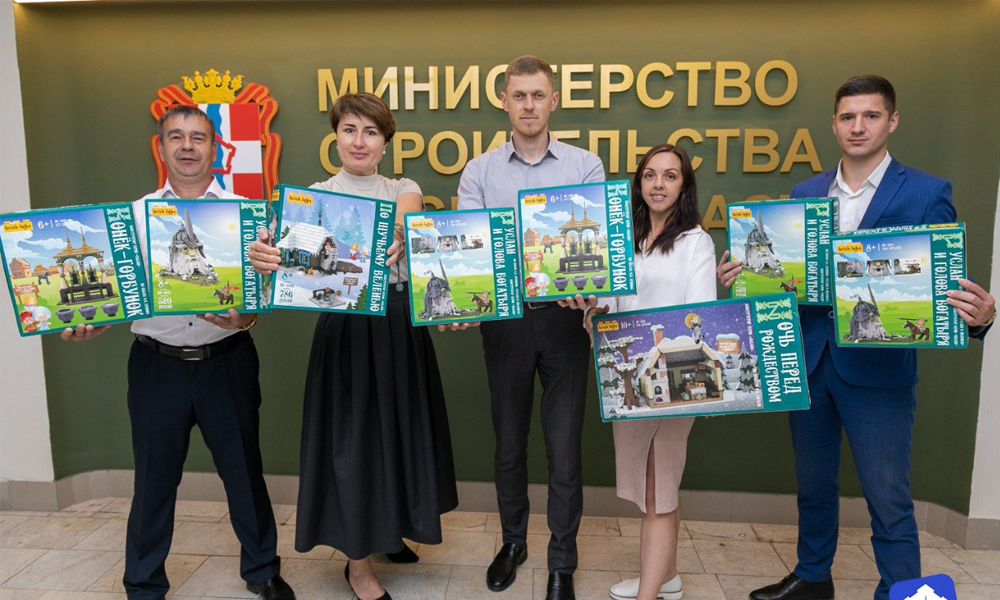 Омичи отправили в подшефный Стаханов конструкторы для детей по мотивам известных сказок