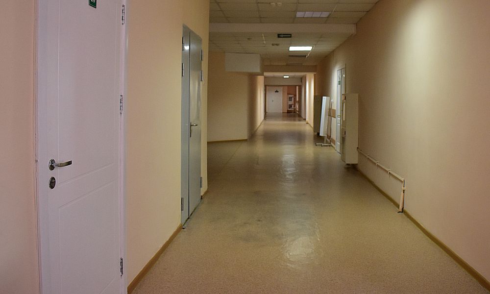 Шагнул из окна: омич упал с шестого этажа Областной клинической больницы