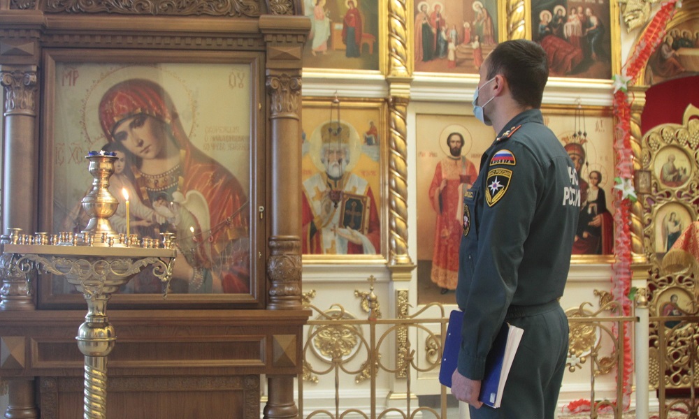 В Омской области в преддверии Рождества сотрудники МЧС провели проверку в храмах и церквях