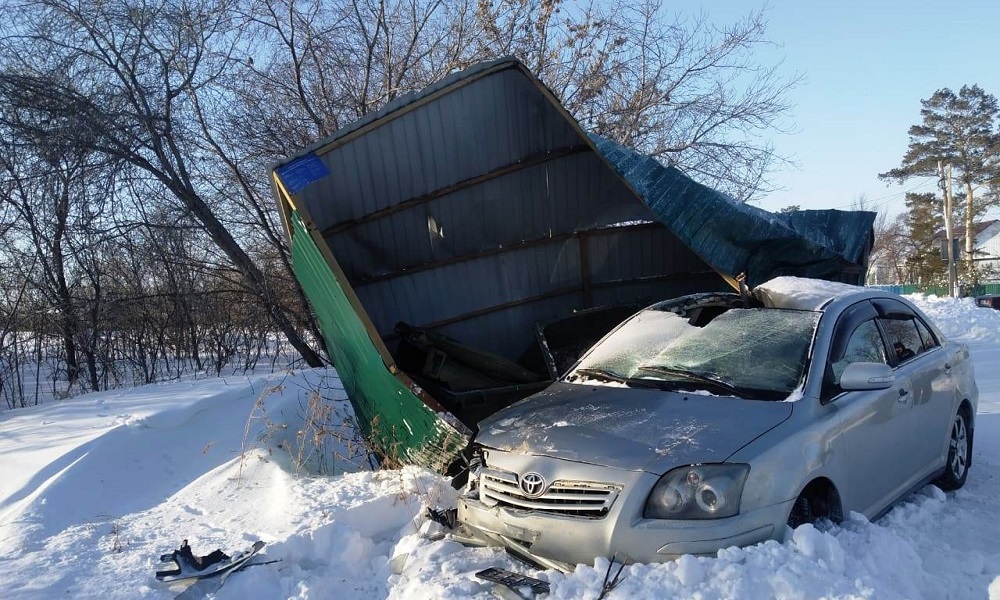 В Омской области пьяный водитель снёс мусорную площадку