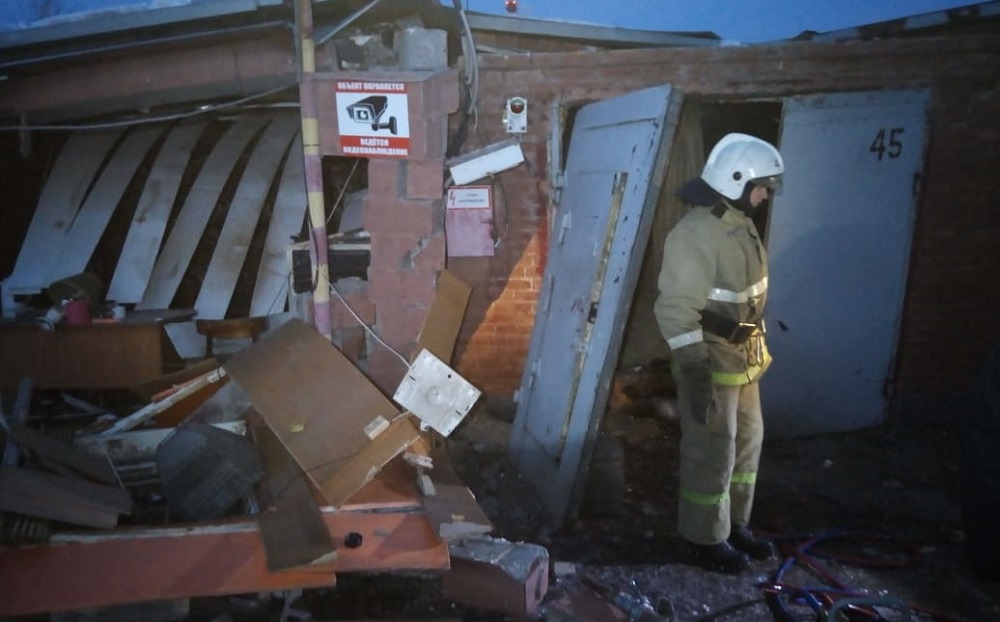 В Омске под обломками гаражных плит извлекли двух человек