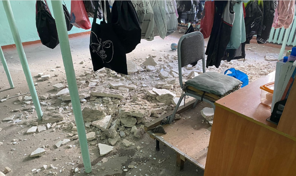 В омской мэрии прокомментировали ситуацию с падением штукатурки в раздевалке 104-й школы