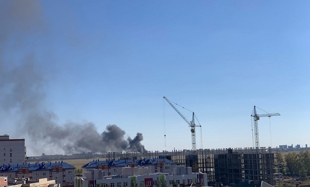 В Омске на Левом берегу загорелась свалка с покрышками 