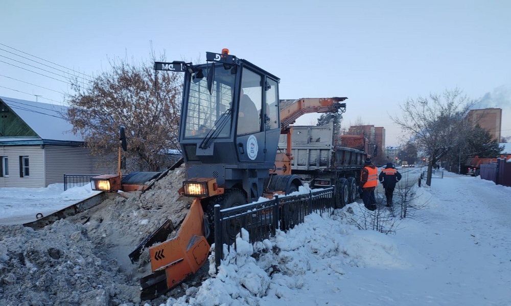 В Омске продолжается уборка снега