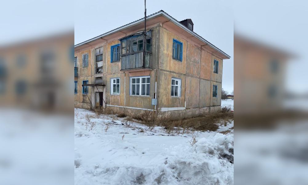 Прокуратура Павлоградского района Омской области потребовала расселить жителей двух аварийных домов