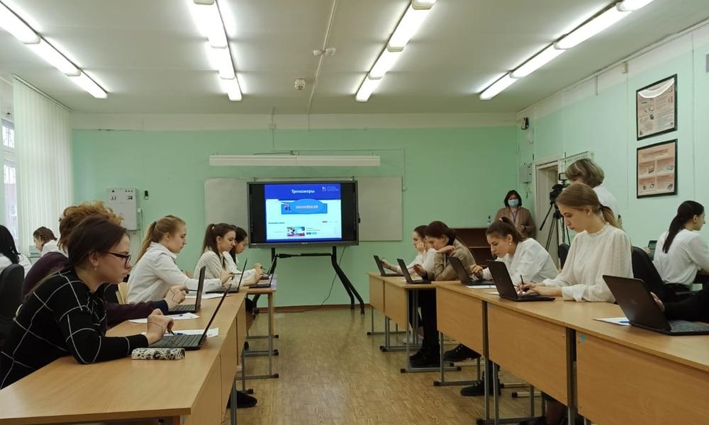 Омские школьники чаще всего хотят работать курьерами и промоутерами